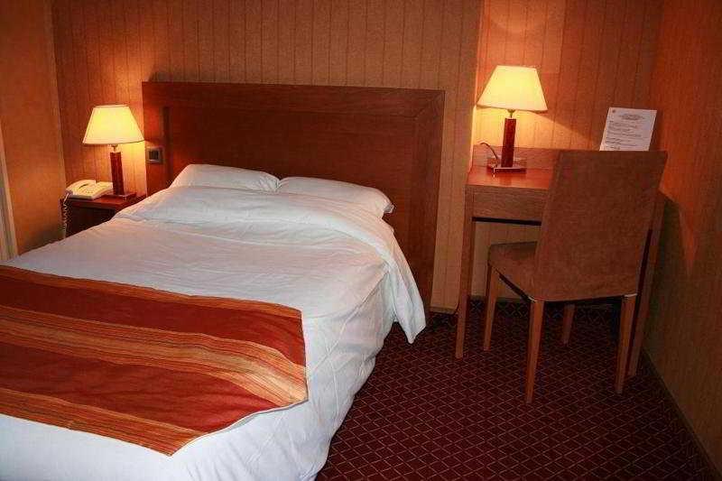 Hotel Princesse Isabelle Puteaux Værelse billede